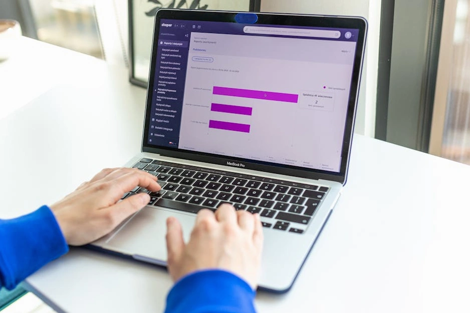 Dashboard s analytickými daty a grafy výkonnosti